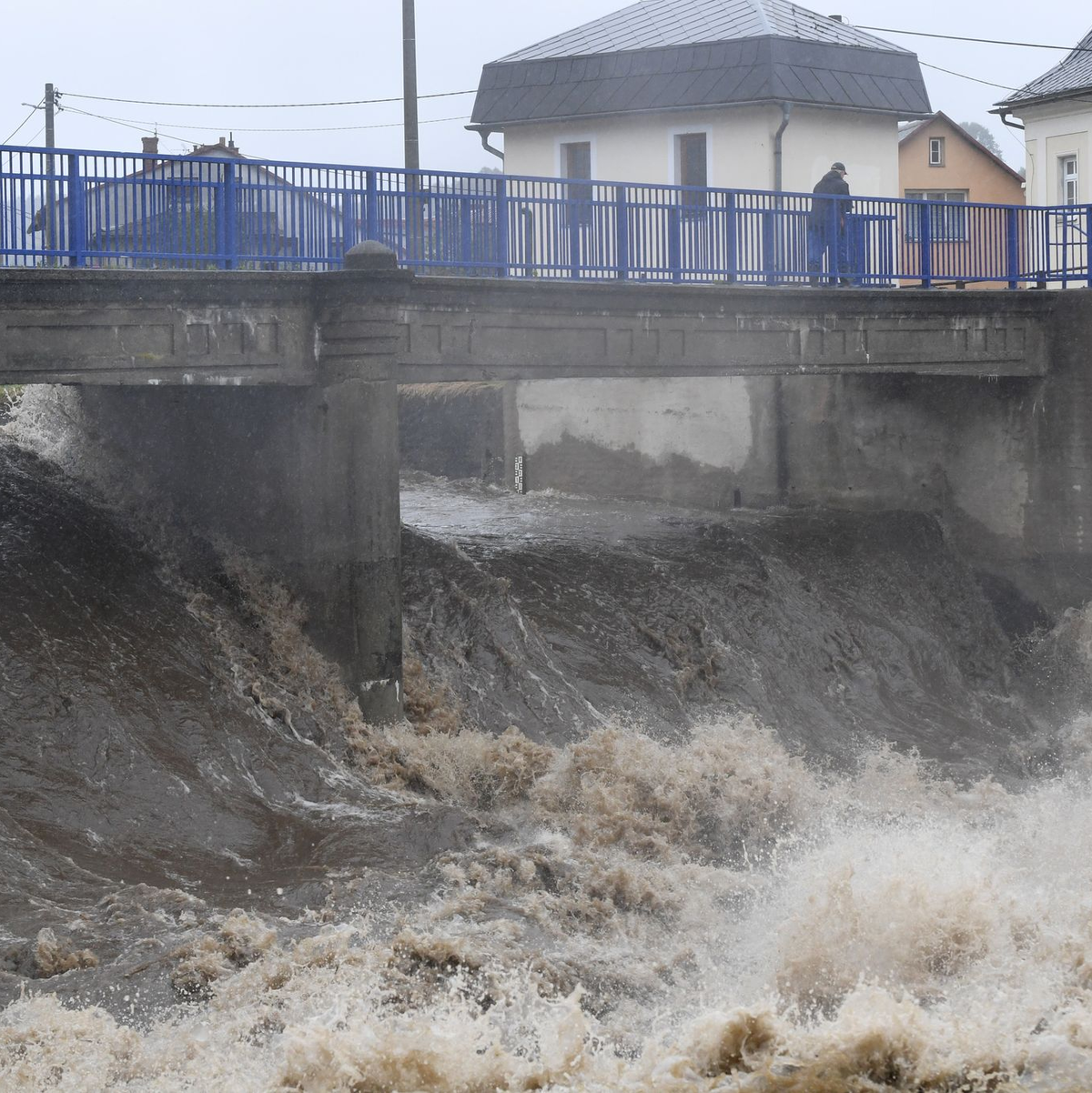 Der Fluss in der tschechischen Gemeinde Bìlá ist zu einem reißenden Strom angeschwollen. - Foto: Peøina Ludìk/CTK/dpa