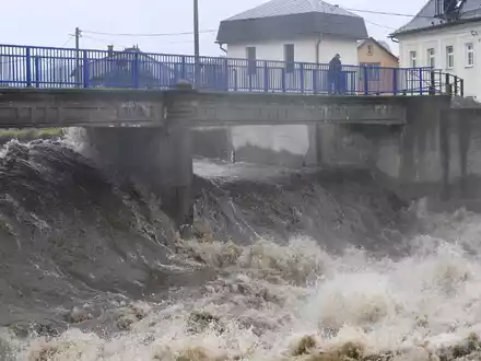Helfer und Einsatzkräfte beseitigen Trümmer und Schlamm, nachdem in Tschechien der Fluss Bela (Biela) über die Ufer getreten war. - Foto: Peøina Ludìk/CTK/dpa