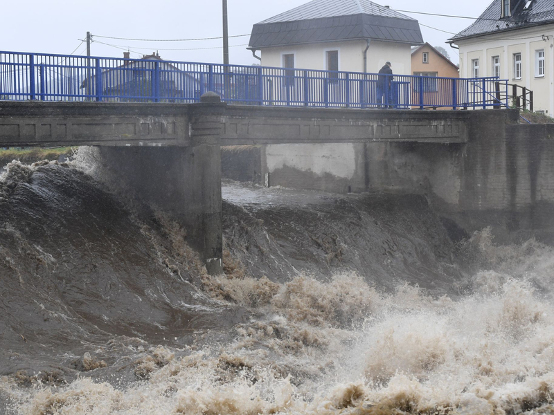 Ganze Regionen in Tschechien leiden unter einem Jahrhunderthochwasser. - Foto: Peøina Ludìk/CTK/dpa