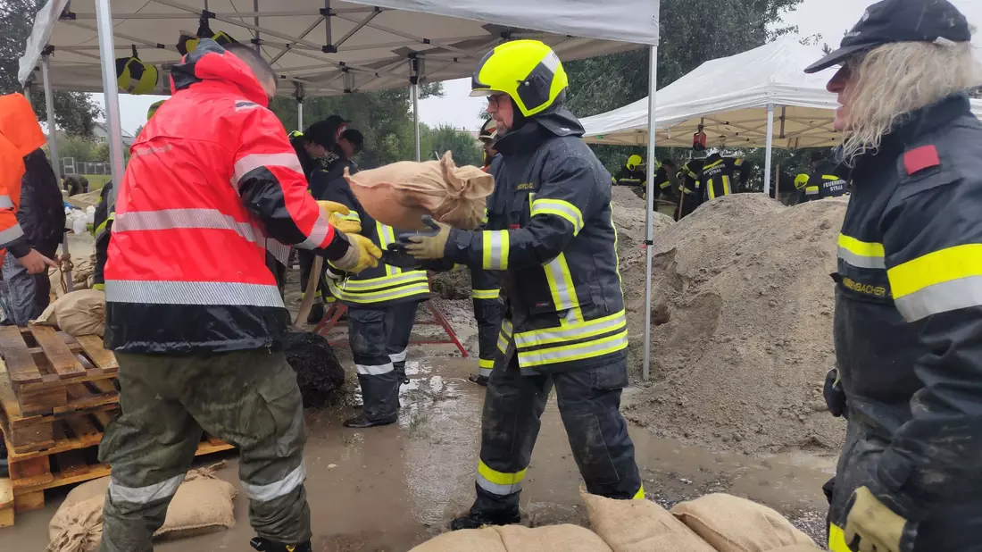 In Niederösterreich sind die Feuerwehren zu zahlreichen Einsätzen ausgerückt. In mehreren Gemeinden wurde der mobile Hochwasserschutz aufgebaut. - Bild: FF HADERSDORF AM KAMP/dpa