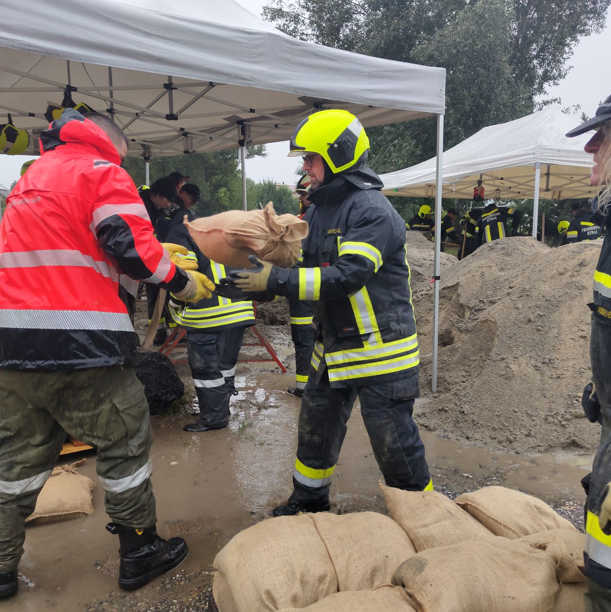 In Niederösterreich sind die Feuerwehren zu zahlreichen Einsätzen ausgerückt. In mehreren Gemeinden wurde der mobile Hochwasserschutz aufgebaut. - Foto: FF HADERSDORF AM KAMP/dpa