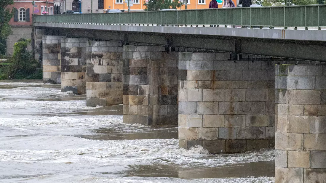 In Passau sollte mit ersten Sperrungen in der Altstadt in den Abendstunden gerechnet werden, teilte die Stadt mit. - Bild: Armin Weigel/dpa