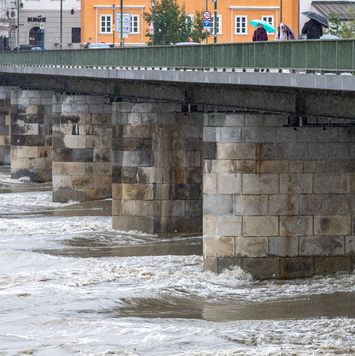 In Passau sollte mit ersten Sperrungen in der Altstadt in den Abendstunden gerechnet werden, teilte die Stadt mit. - Foto: Armin Weigel/dpa