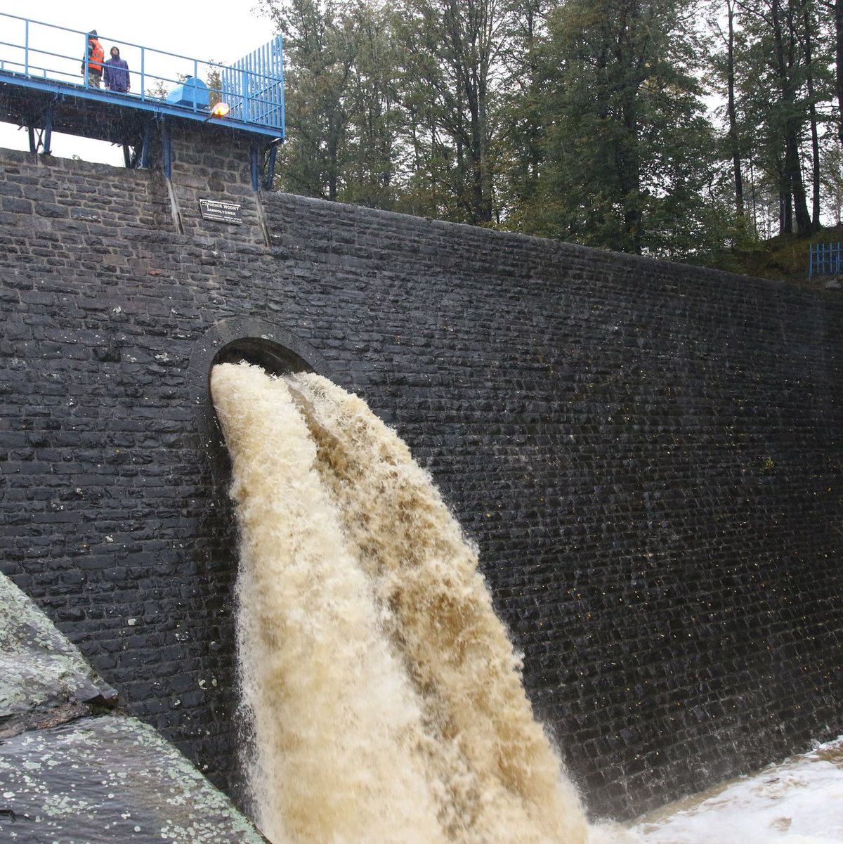 Der hohe Wasserstand des Flusses Zloty Potok im Südwesten Polens strömt durch eine Sperrmauer. Die Region um die Stadt Oppeln ist am stärksten vom Unwetter betroffen. - Foto: Krzysztof Swiderski/PAP/dpa