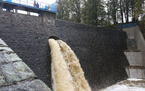 Polen Regierungschef Donald Tusk besucht die vom Hochwasser betroffene Region im Südwesten des Landes. - Foto: Krzysztof Swiderski/PAP/dpa Polen Regierungschef Donald Tusk besucht die vom Hochwasser betroffene Region im Südwesten des Landes. - Foto: Krzysztof Swiderski/PAP/dpa