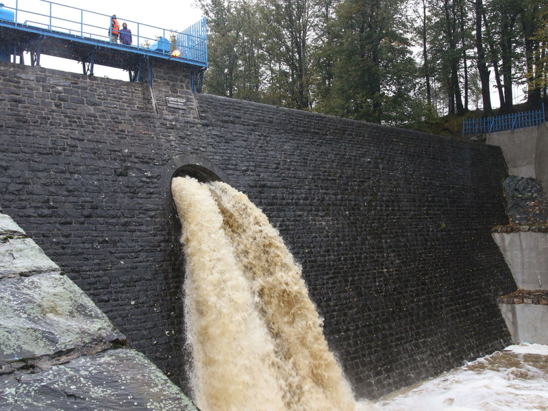 Polen Regierungschef Donald Tusk besucht die vom Hochwasser betroffene Region im Südwesten des Landes. - Foto: Krzysztof Swiderski/PAP/dpa