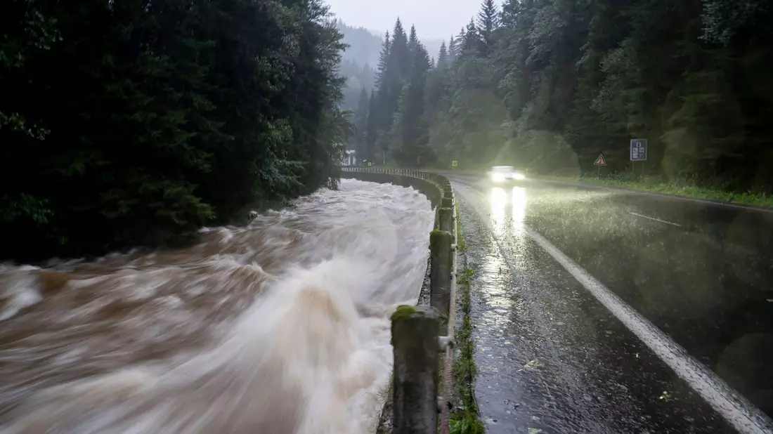 Tschechien erlebt Regenmengen in wenigen Tagen wie sonst nur in Monaten.  - Bild: Deml Ondøej/CTK/dpa