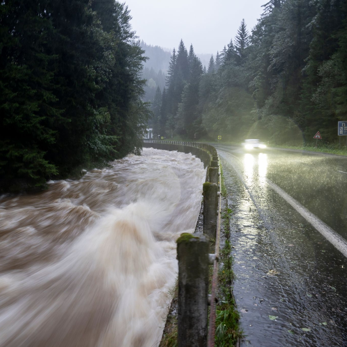 Die Elbe bei Vrchlabi im Riesengebirge ist nach dem Dauerregen zu einem reißenden Fluss geworden. - Foto: Deml Ondøej/CTK/dpa