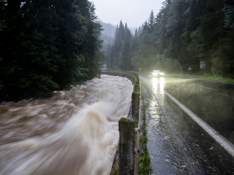 Die Elbe bei Vrchlabi im Riesengebirge ist nach dem Dauerregen zu einem reißenden Fluss geworden. - Foto: Deml Ondøej/CTK/dpa