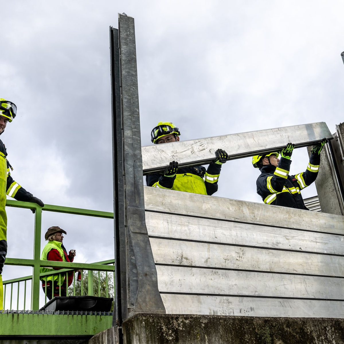 Einsatzkräfte ziehen Hochwasserschutzwände an der Elbe hoch. - Foto: Hájek Vojtìch/CTK/dpa
