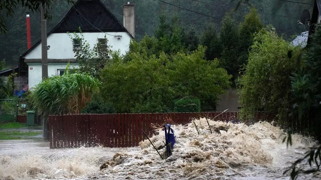 Mit dem Hochwasser verschütten in Tschechien auch Schlammberge Straßen. - Bild: Petr David Josek/AP