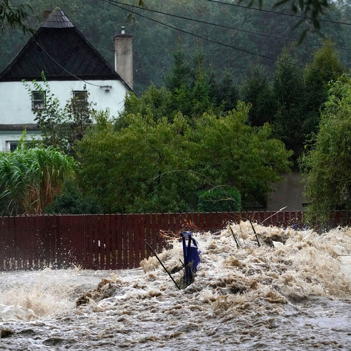 Trümmer sammeln sich am Fluss Opavice. - Foto: Petr David Josek/AP