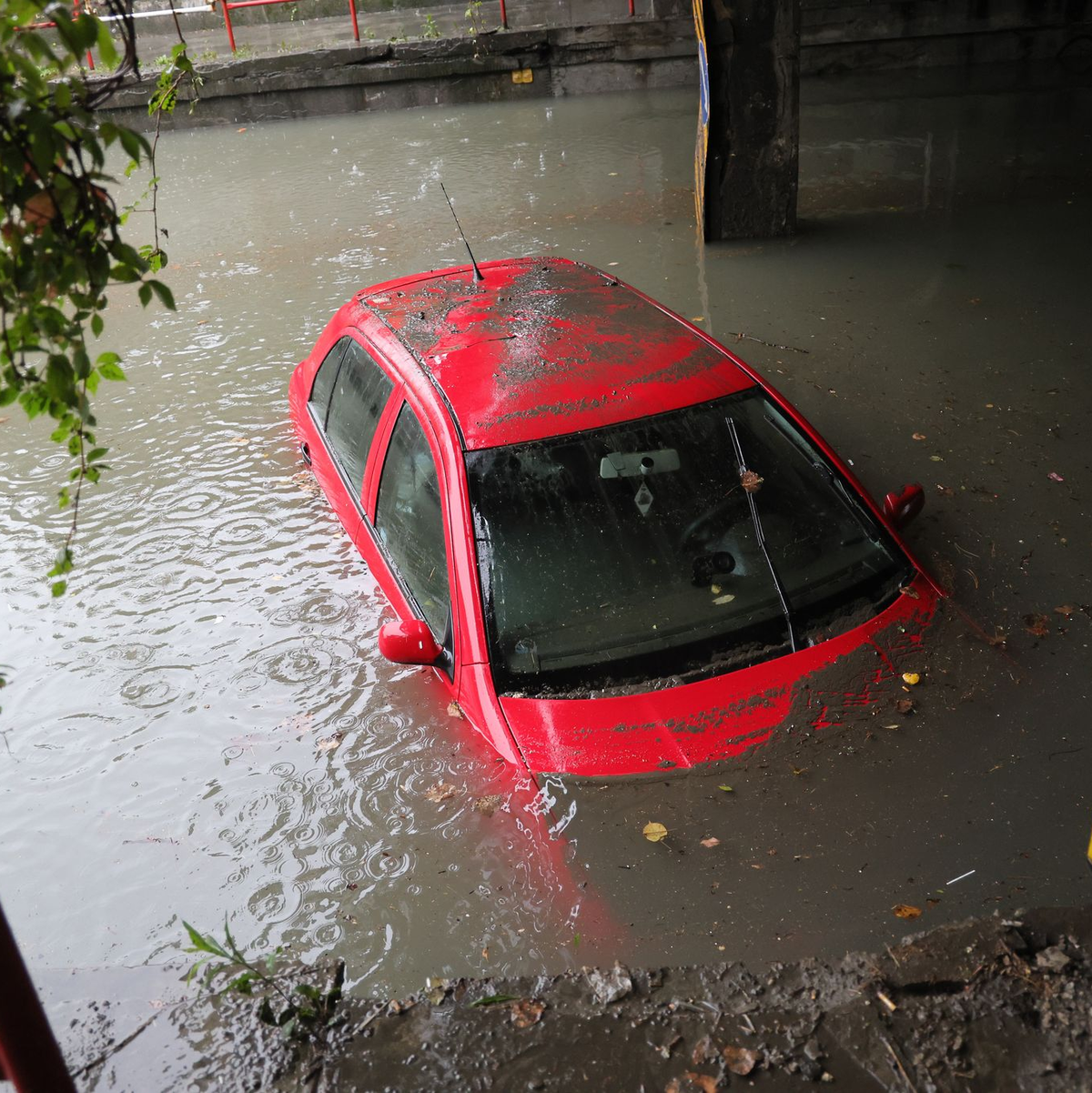 Ein Auto steht unter einer Bahnlinie in einer überfluteten Unterführung im Wasser. - Foto: Sznapka Petr/CTK/dpa