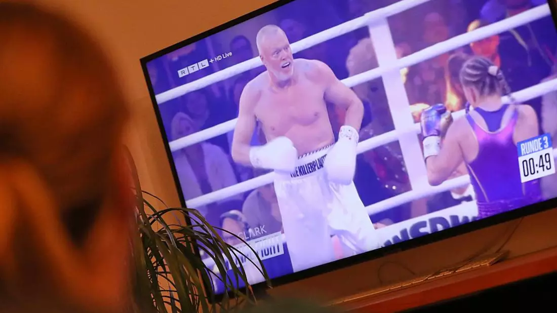 Frau sieht Boxkampf Stefan Raab gegen Regina Halmich auf RTL am 14.09.2024 - Bild: über dts Nachrichtenagentur