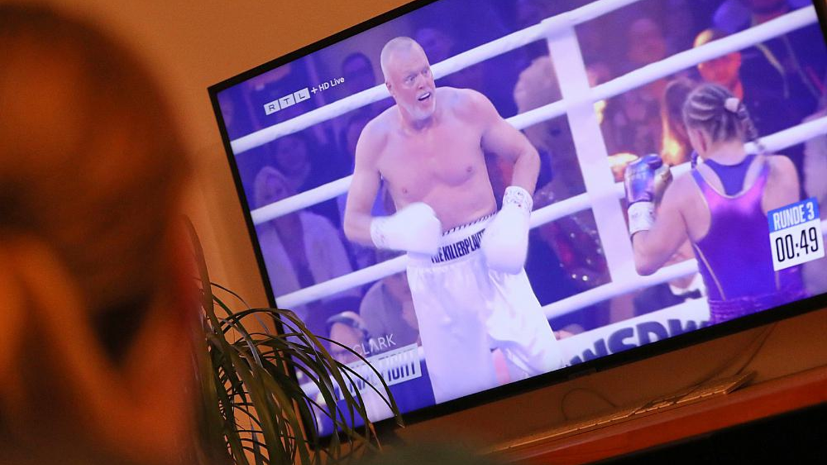 Frau sieht Boxkampf Stefan Raab gegen Regina Halmich auf RTL am 14.09.2024 - Foto: über dts Nachrichtenagentur