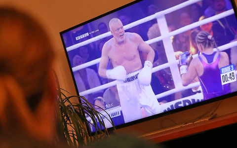 Frau sieht Boxkampf Stefan Raab gegen Regina Halmich auf RTL am 14.09.2024 - Foto: über dts Nachrichtenagentur Frau sieht Boxkampf Stefan Raab gegen Regina Halmich auf RTL am 14.09.2024 - Foto: über dts Nachrichtenagentur