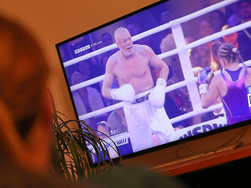 Frau sieht Boxkampf Stefan Raab gegen Regina Halmich auf RTL am 14.09.2024 - Foto: über dts Nachrichtenagentur