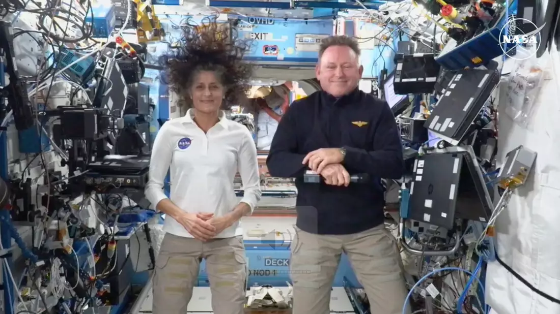 Auf einer Nasa-Pressekonferenz mit Schaltung zur ISS zeigten sich die zwei gestrandeten Astronauten gut gelaunt. - Bild: Uncredited/NASA/AP/dpa