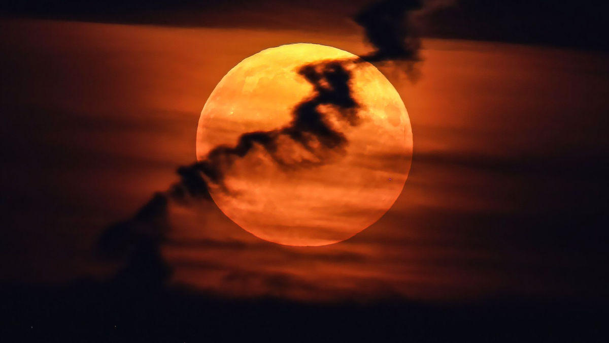 Der Erdtrabant zeigt sich in vollem Rund mit kleinen Verfinsterungen - Foto: Artem Priakhin/SOPA Images/ZUMA Press Wire/dpa