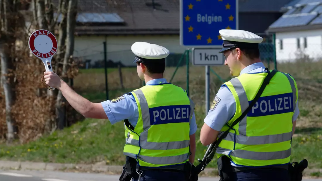 An einem Teil der deutschen Grenzen gibt es schon länger Kontrollen, nun soll an allen Landgrenzen kontrolliert werden - also etwa auch an der Grenze zu Belgien. (Archivbild) - Bild: Henning Kaiser/dpa