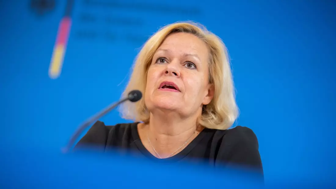 Bundesinnenministerin Nancy Faeser (SPD) sagt: «Wir wollen eine transparente Fehlerkultur stärken und der Entstehung und Verfestigung von Vorurteilen und Diskriminierungen konsequent entgegentreten.» (Archivfoto) - Bild: Michael Kappeler/dpa