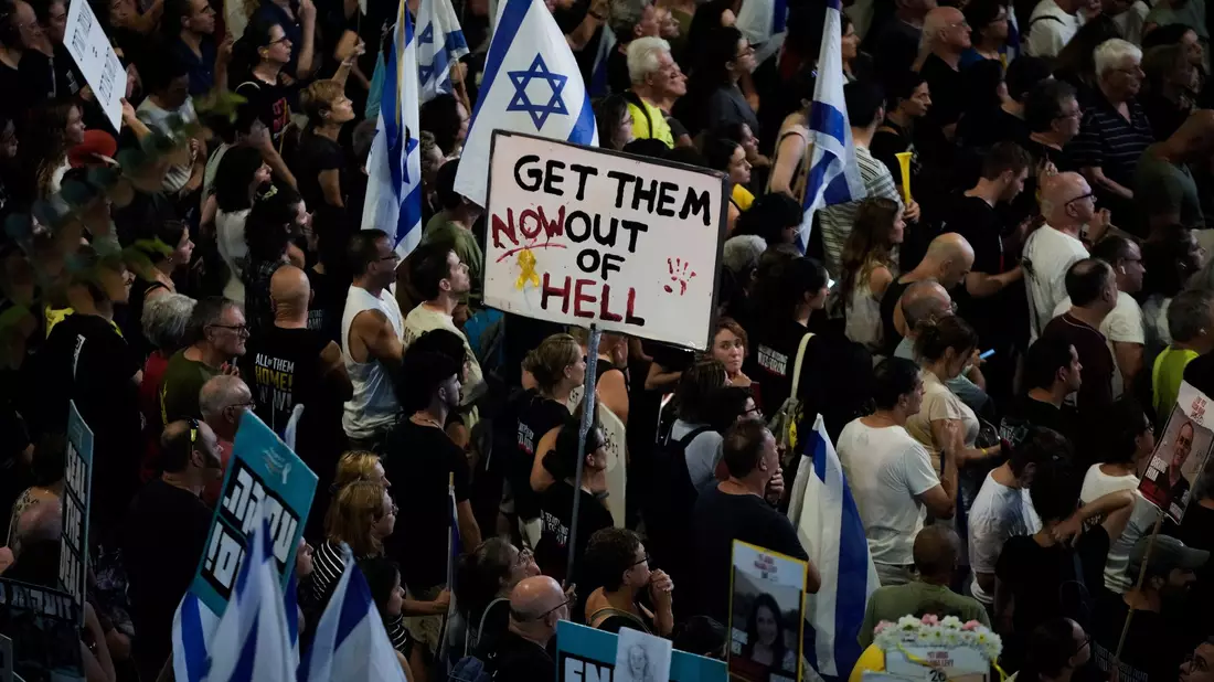 Protest für einen Geisel-Deal in Tel Aviv. - Bild: Mahmoud Illean/AP/dpa