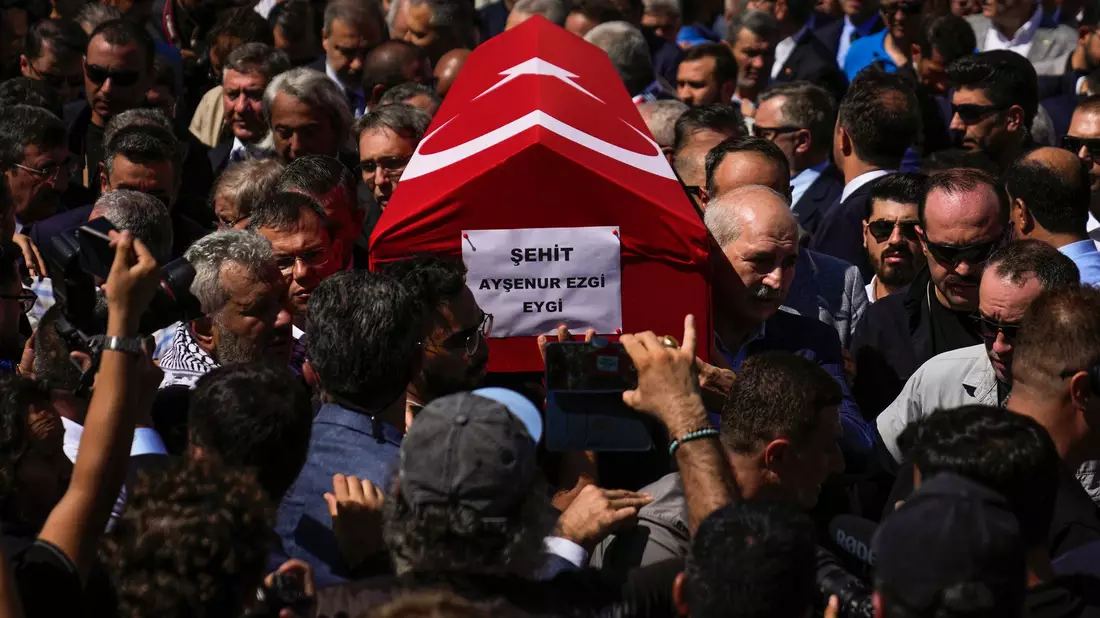 Die türkisch-amerikanische Aktivistin Aysenur Ezgi Eygi wurde beigesetzt.  - Bild: Khalil Hamra/AP