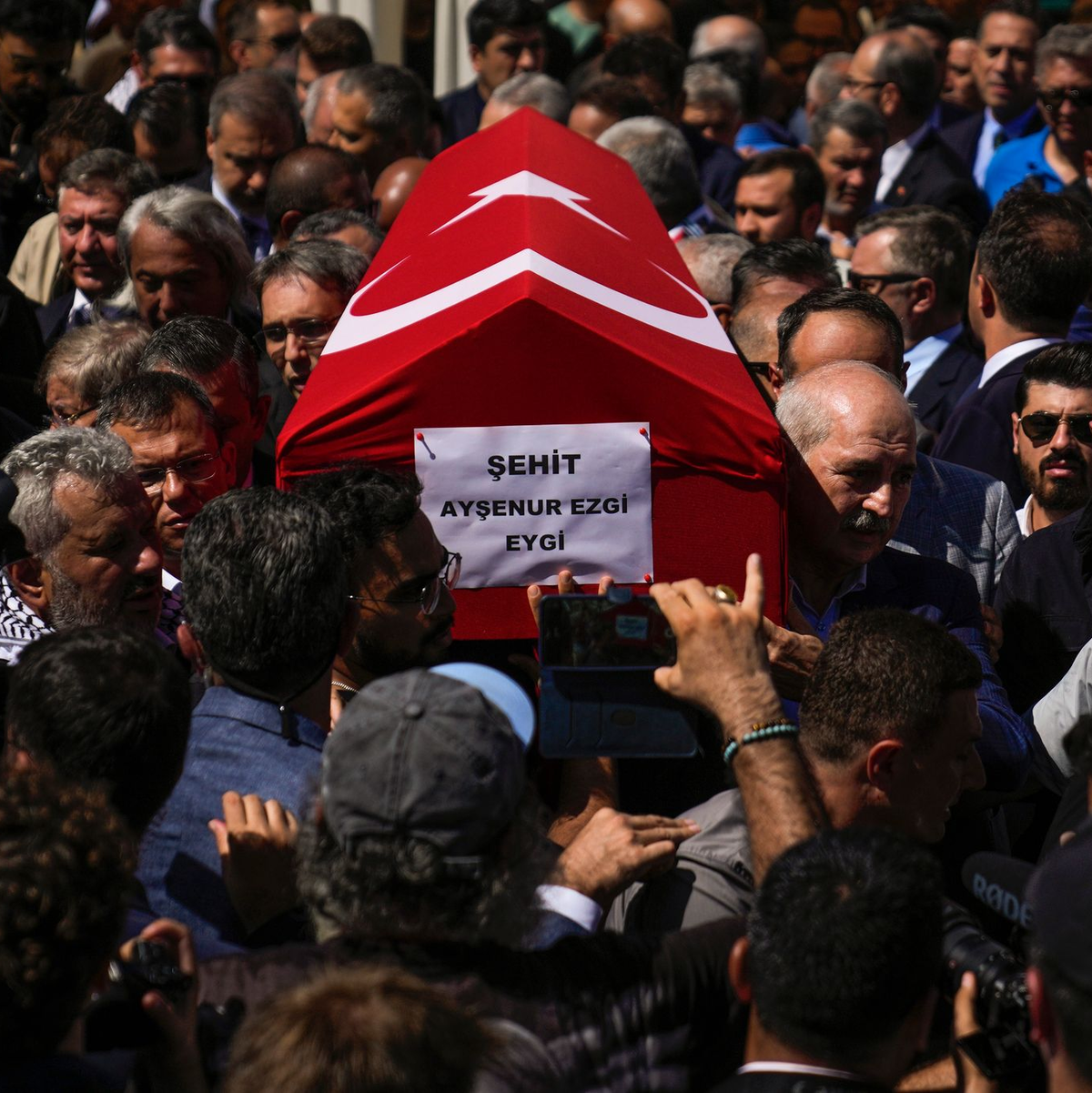 Die türkisch-amerikanische Aktivistin Aysenur Ezgi Eygi wurde beigesetzt.  - Foto: Khalil Hamra/AP