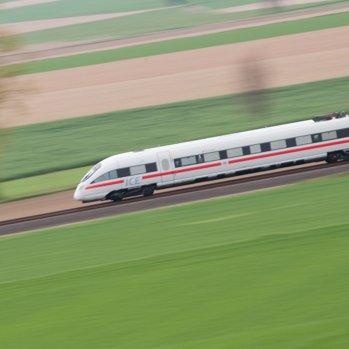 Rund jeder dritte Fernzug der Deutschen Bahn war im vergangenen Jahr unpünktlich. (Archivbild) - Foto: Julian Stratenschulte/dpa
