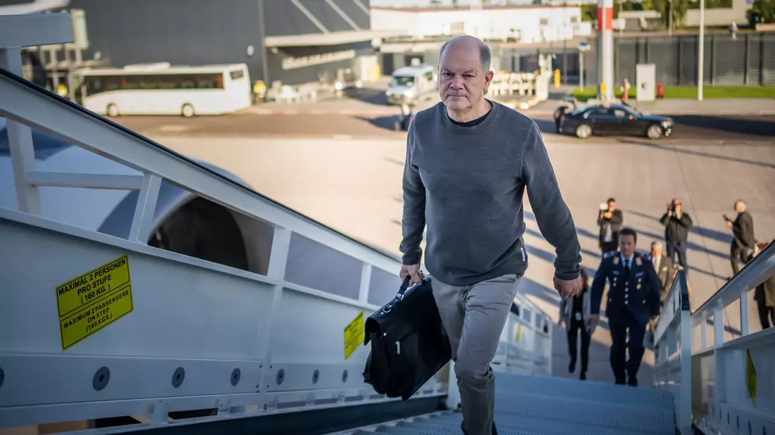 Scholz zu Reise nach Zentralasien gestartet.  - Bild: Michael Kappeler/dpa