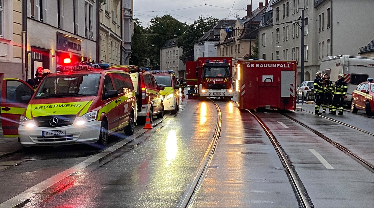 FW-M: Kran stürzt auf Wohnhäuser (Bogenhausen) - Foto: presseportal.de