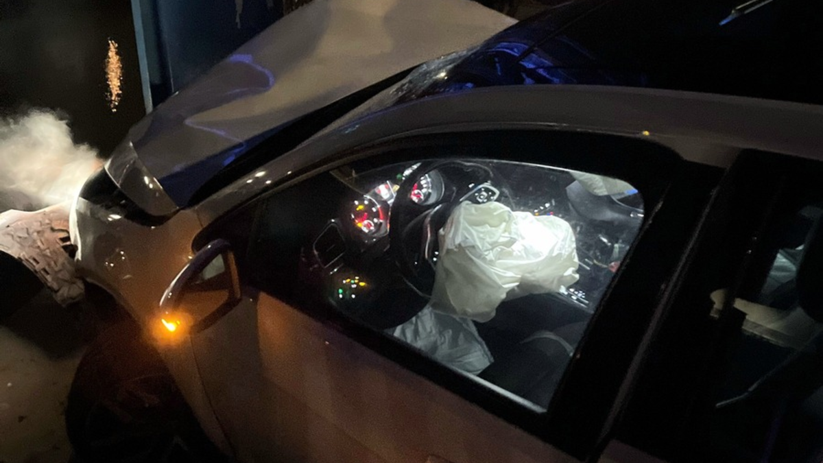 POL-D: Düsseldorf-Hafen - Flucht vor Polizeikontrolle endet im Verkehrsunfall - Zwei Männer schwer verletzt - Verdacht des Drogen- und Alkoholkonsums beim Fahrer - Foto: presseportal.de