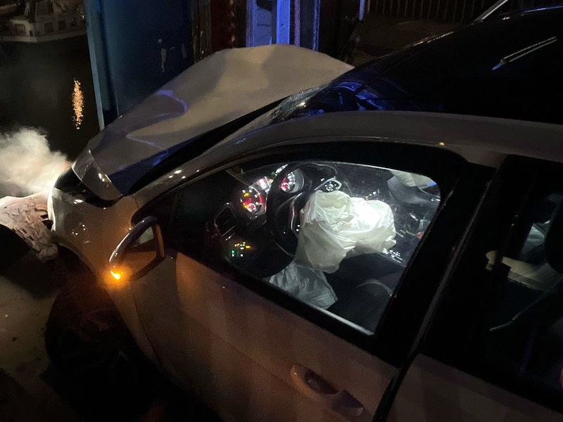 POL-D: Düsseldorf-Hafen - Flucht vor Polizeikontrolle endet im Verkehrsunfall - Zwei Männer schwer verletzt - Verdacht des Drogen- und Alkoholkonsums beim Fahrer - Foto: presseportal.de