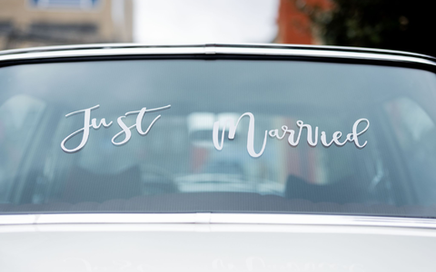 Ein Unfall im Brautauto - Glück im Unglück hatte ein frisch vermähltes Paar in Oberbayern. (Symbolbild) - Foto: Rolf Vennenbernd/dpa