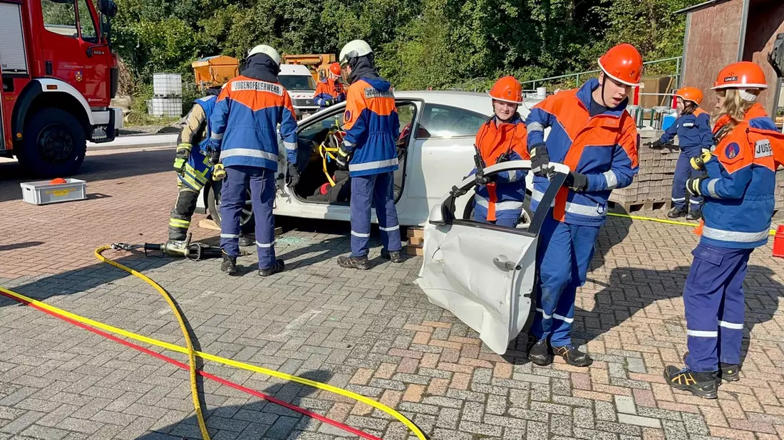 FW Hünxe: 24-Stunden-Dienst der Jugendfeuerwehr Hünxe - Ein Tag voller Einsätze und Kreativität - Bild: presseportal.de