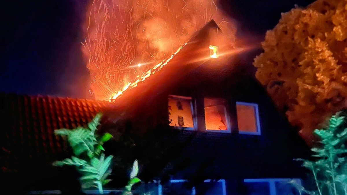 FW-NE: Dachstuhlbrand in leerstehendem Einfamilienhaus | Keine Verletzten - Foto: presseportal.de