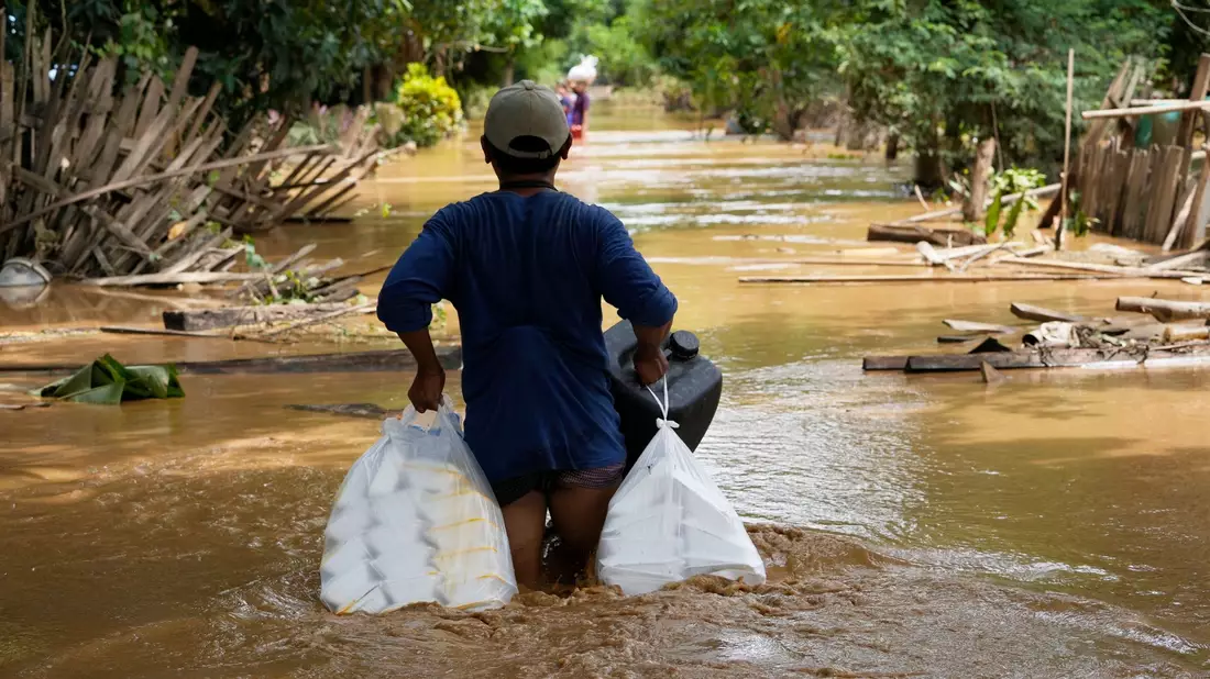 Auch die Menschen in Myanmar kämpfen mit Überflutungen. - Bild: Aung Shine Oo/AP/dpa