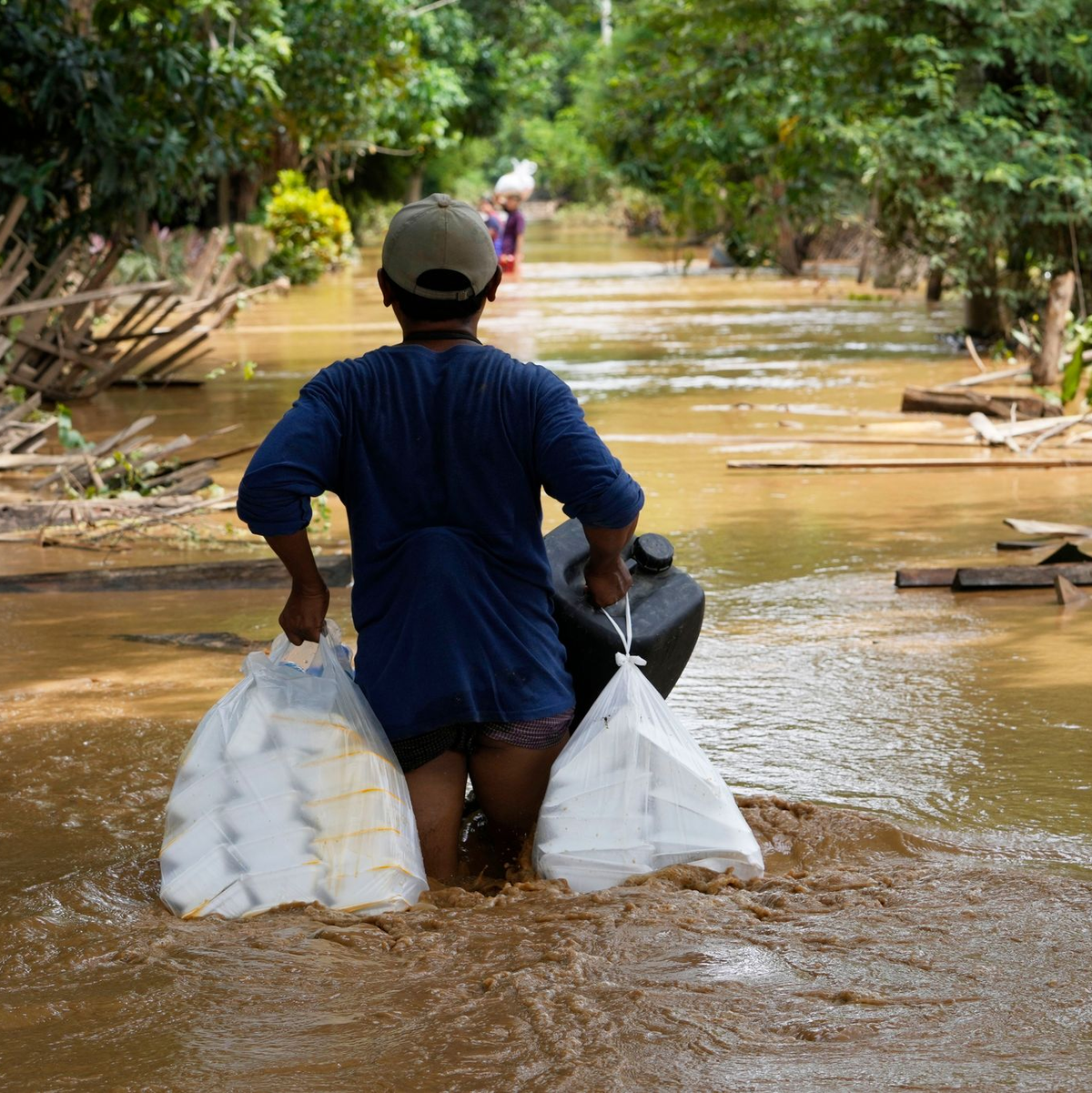 Auch die Menschen in Myanmar kämpfen mit Überflutungen. - Foto: Aung Shine Oo/AP/dpa