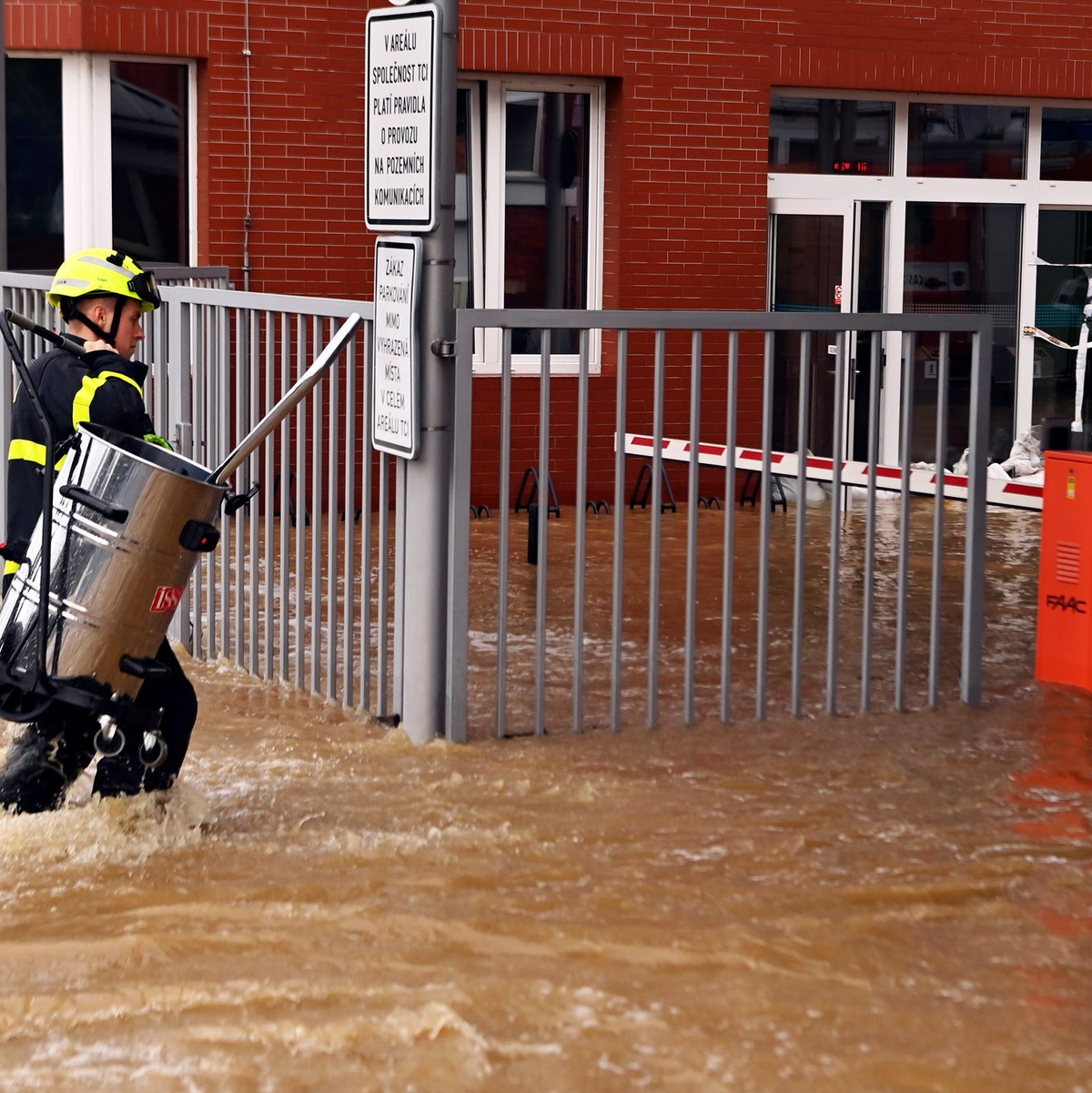 Ein Feuerwehrmann watet durch überflutete Straßen in der Stadt Opava. - Foto: Jaroslav Ozana/CTK/AP/dpa