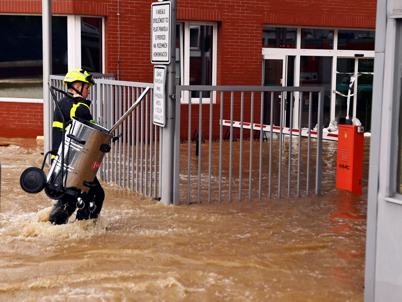 In Tschechien müssen Dörfer in und um Jesenik im Altvatergebirge evakuiert werden.  - Foto: Jaroslav Ozana/CTK/AP/dpa
