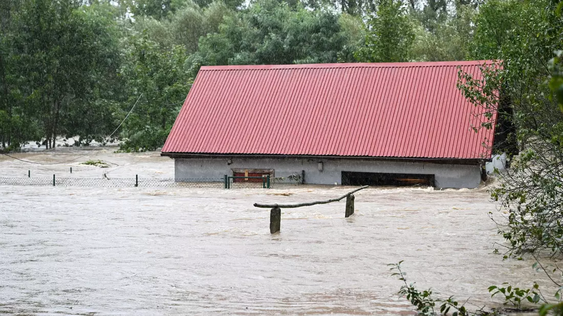 Verheerende Verwüstung in Klondzko in Polen. - Bild: Maciej Kulczynski/PAP/dpa