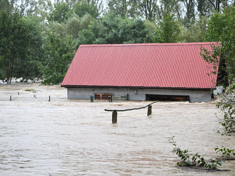 Polens Regierungschef Donald Tusk (rechts) nahm erneut an einer Krisensitzung teil. - Foto: Maciej Kulczynski/PAP/dpa