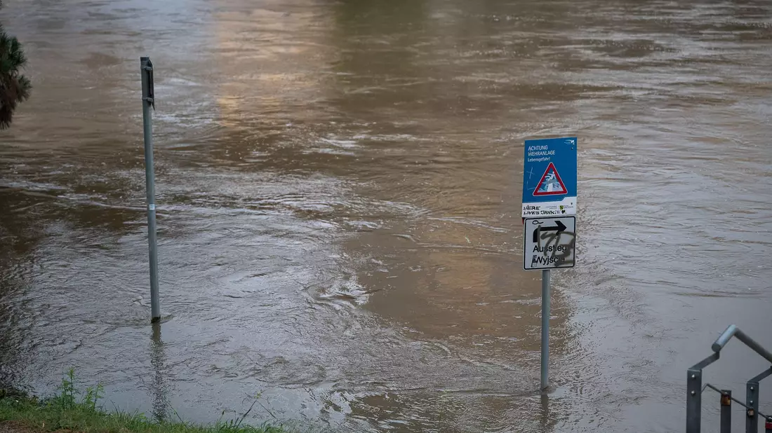 In Sachsen ist die Neiße über die Ufer getreten. - Bild: Paul Glaser/dpa