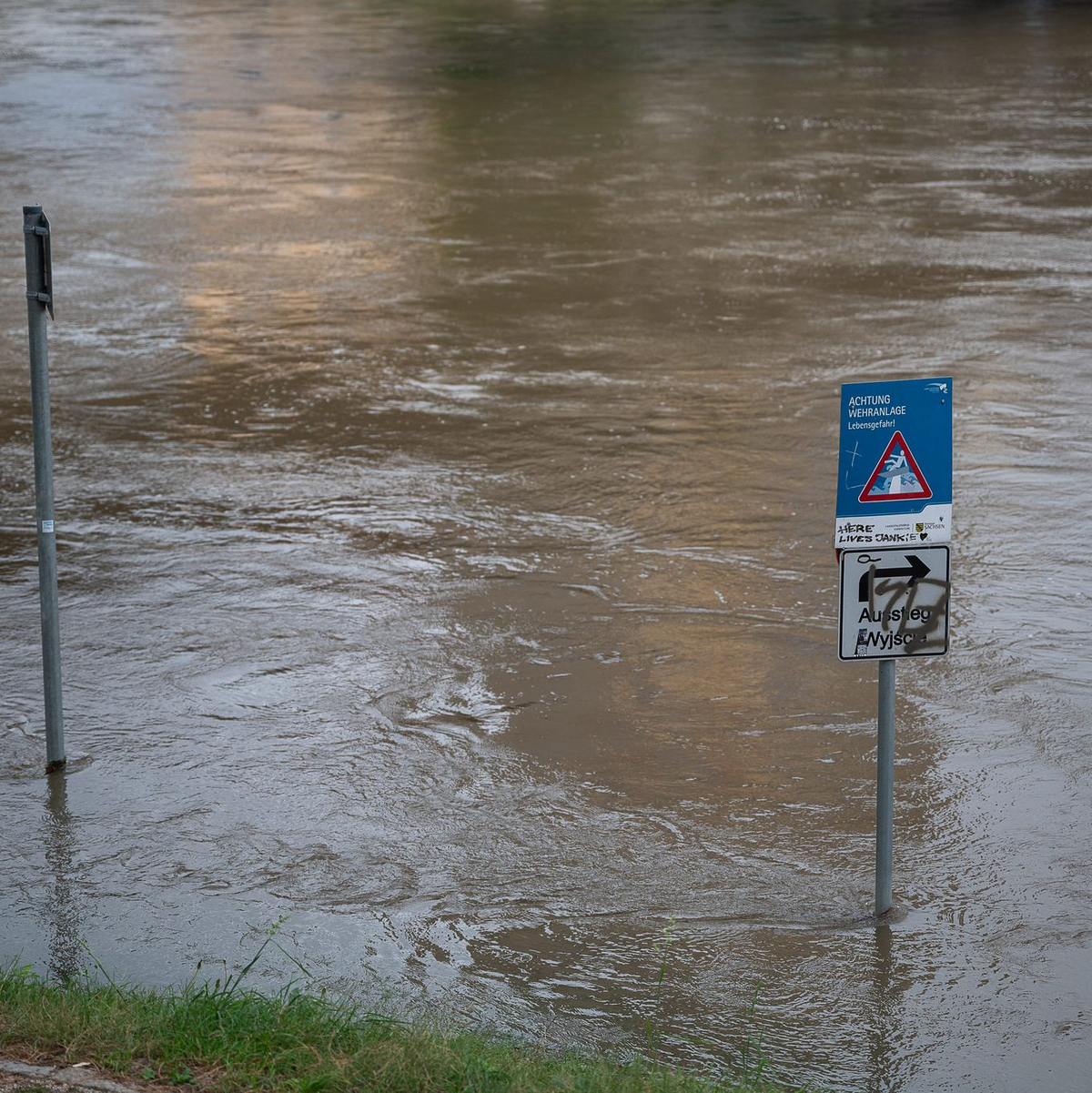 In Sachsen ist die Neiße über die Ufer getreten. - Foto: Paul Glaser/dpa
