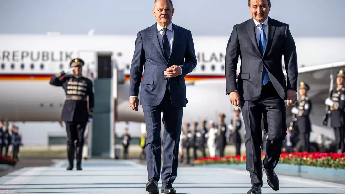  Scholz in Samarkand eingetroffen.  - Bild: Michael Kappeler/dpa