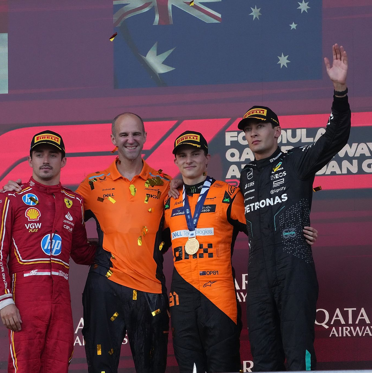 Oscar Piastri (M) gewann in Baku vor Charles Leclerc (l) und George Russell (r). - Foto: Hasan Bratic/dpa