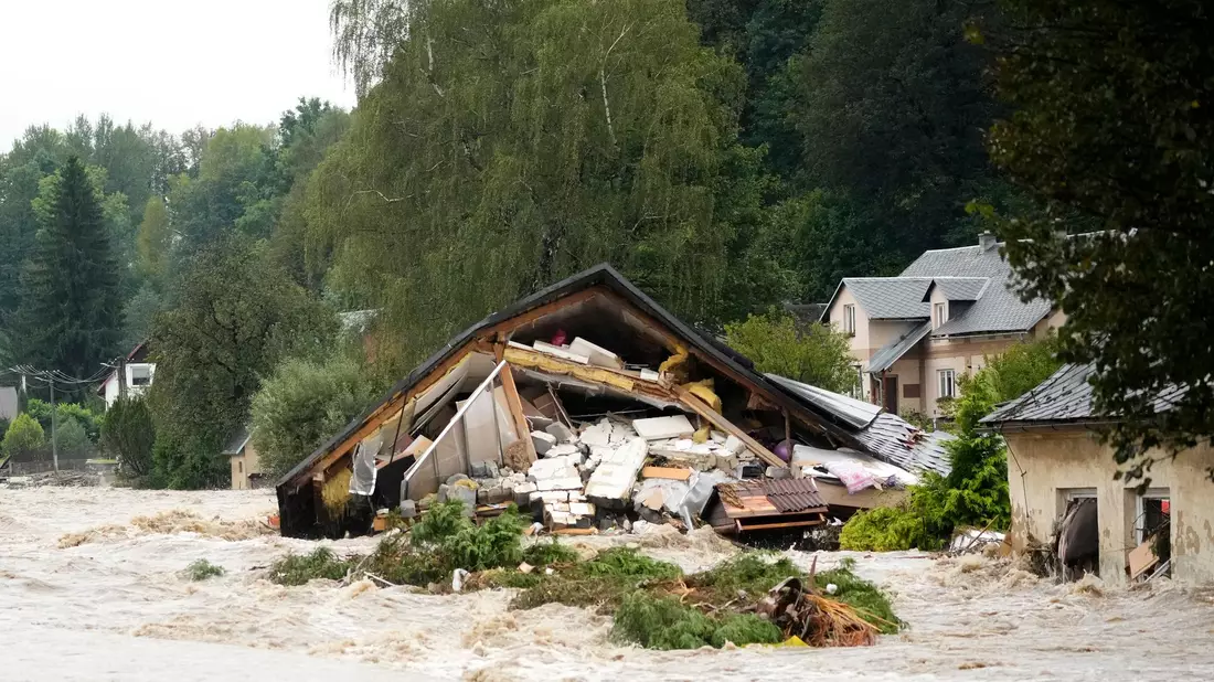 Ein Haus in Jesenik wurde durch die starken Überschwemmungen zerstört. - Bild: Petr David Josek/AP/dpa