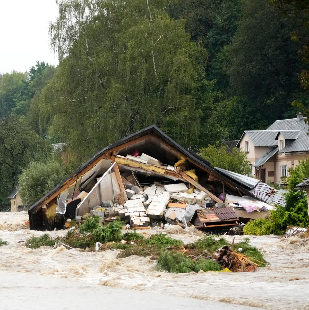 Ein Haus in Jesenik wurde durch die starken Überschwemmungen zerstört. - Foto: Petr David Josek/AP/dpa