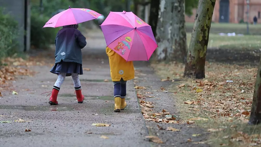 Zwei Kleinkinder bei Herbstanfang (Archiv) - Bild: über dts Nachrichtenagentur