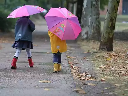 Zwei Kleinkinder bei Herbstanfang (Archiv) - Foto: über dts Nachrichtenagentur